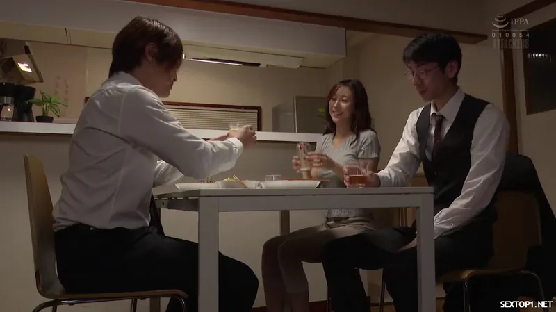 đến nhà tiền bối ở nhờ, hiếp dâm luôn vợ yêu sếp