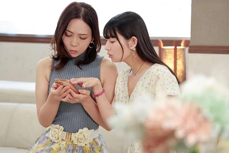 Người phụ nữ có người chồng rủ cô bạn thân cùng địt nhau với trai trẻ qua mạng