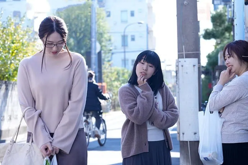 Trả thù mấy mụ nhà kề bên thường xuyên nói xấu bằng cách “cướp gã chồng ả ta”