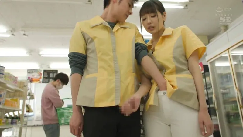 đồng nghiệp nữ làm chung công ty ở cửa hàng tiện lợi có quá khứ từng làm cave