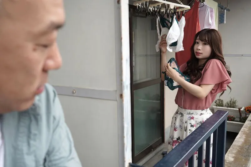 Gã hàng xóm chuyên soi mói và cặp vợ gã chồng thường xuyên rên la quá to