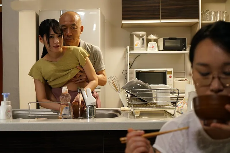 ông chồng nắc con gái riêng của vợ khi biết vợ yêu không thể sinh con cho mình