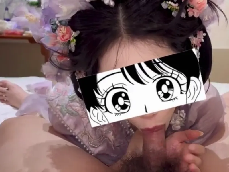 Gái xinh trong bộ đồ em gái nhỏ mút cây hàng cực đã